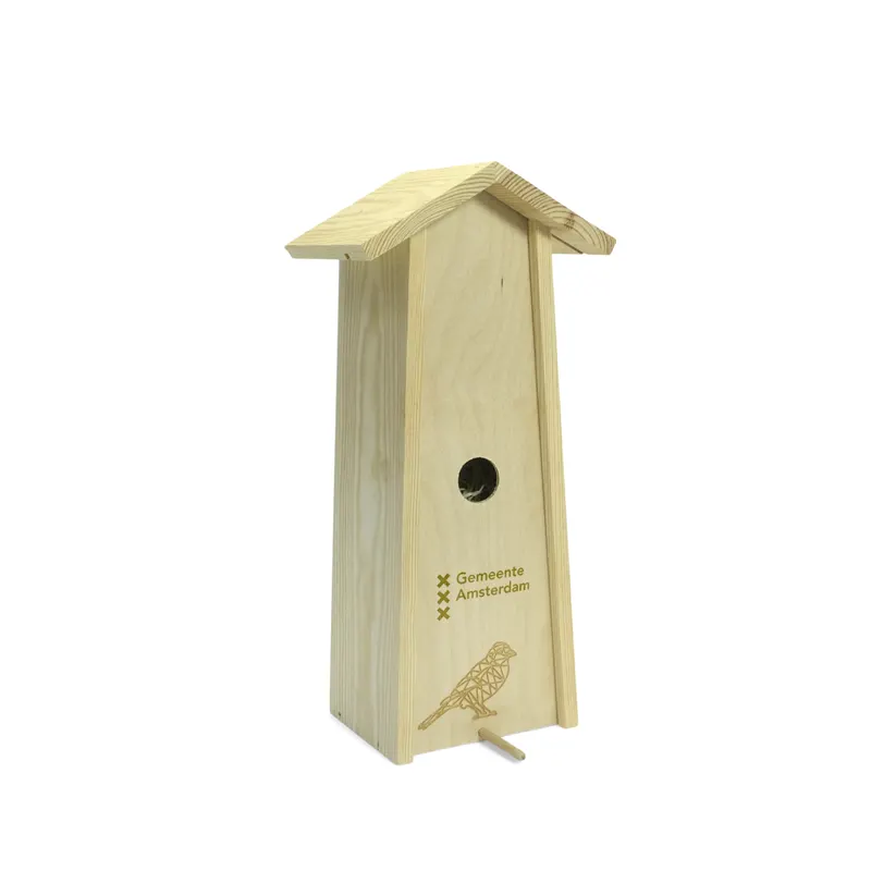 Lichtgekleurd vogelhuisje met puntdak, rond invlieggat, zitstokje en gegraveerd logo van Gemeente Amsterdam met vogelillustratie.