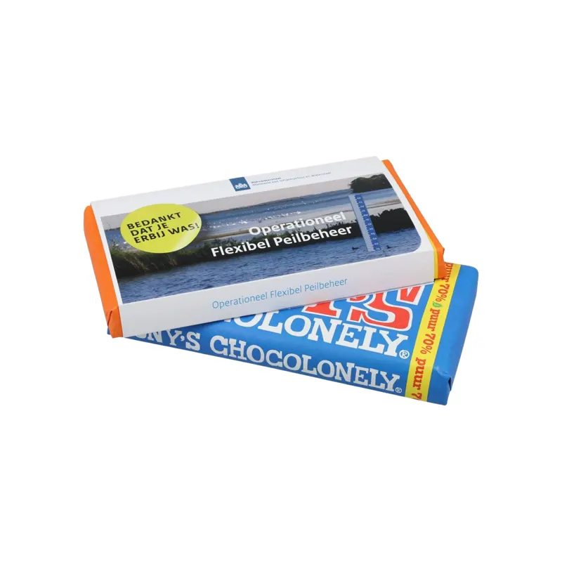 Blauwe Tony’s Chocolonely-reep in een oranje gepersonaliseerde omslag met de tekst ‘Operationeel Flexibel Peilbeheer’ en een foto van waterpeilbeheer.