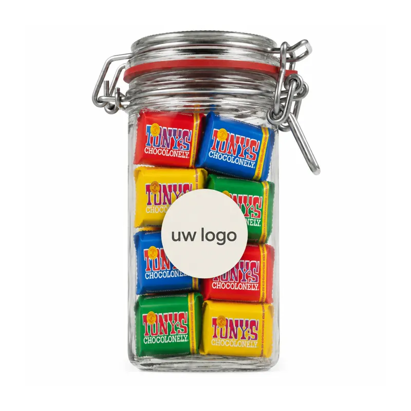 Glazen weckpot met metalen beugelsluiting en rode afdichtring, gevuld met acht kleurrijk verpakte Tony’s Chocolonely-mini’s en een ronde sticker ‘uw logo’.