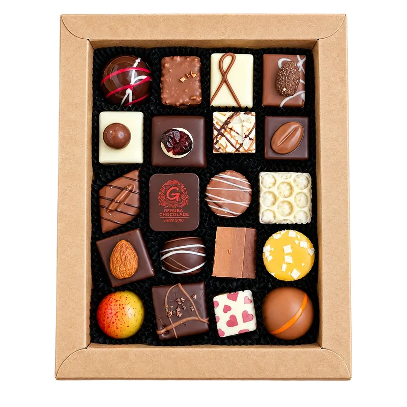 Open kartonnen geschenkdoos met twintig verschillende bonbons in zwarte cups, middenin een bonbon met een rood logo.