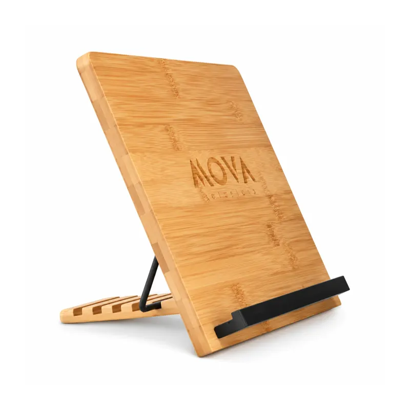 Schuine laptopstandaard van licht bamboe met zwarte metalen beugel en zwarte richel, met NOVA Gifts-logo, op witte achtergrond.