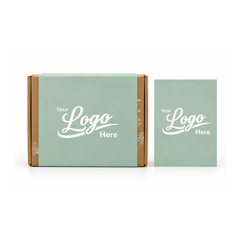 Bruine geschenkdoos met lichtgroene wikkel en kaart, beide bedrukt met ‘Your Logo Here’.