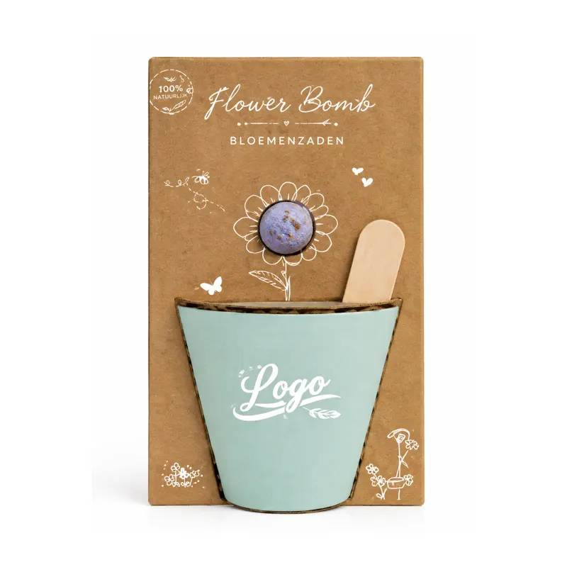Kraftkleurige Flower Bomb-verpakking met blauw potje met ‘Logo’, paars zaadbommetje en houten plantenlabel.