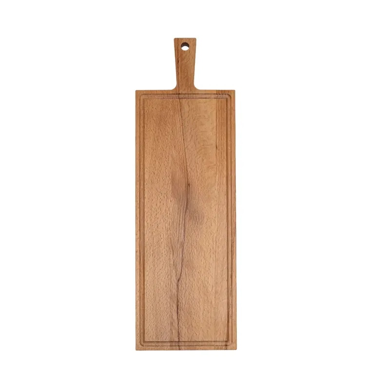 Lange rechthoekige houten serveerplank met opstaande handgreep, ronde opening en rondom een ondiepe sapgeul, gefotografeerd tegen een witte achtergrond.